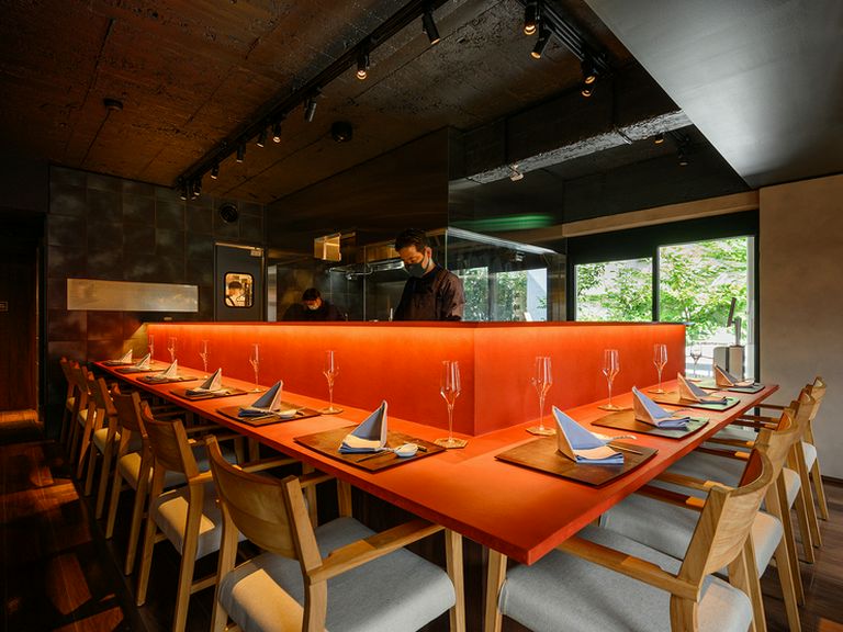 一階のカウンターはライブ感あふれる特等席