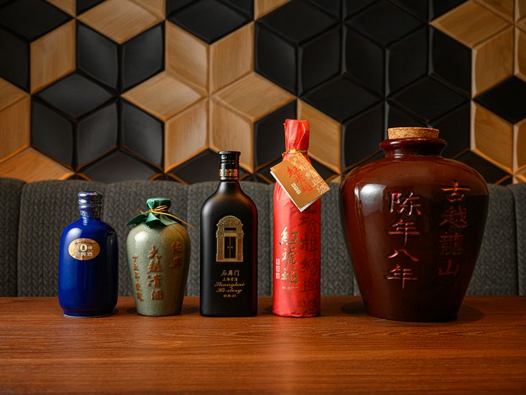 豊富な紹興酒をコース料理にあわせて