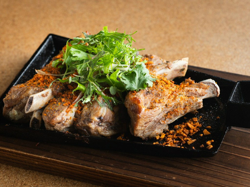 スペアリブの概念を覆すさっぱり爽快な一品『クレイジースペアリブ』