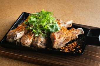 スペアリブの概念を覆すさっぱり爽快な一品『クレイジースペアリブ』