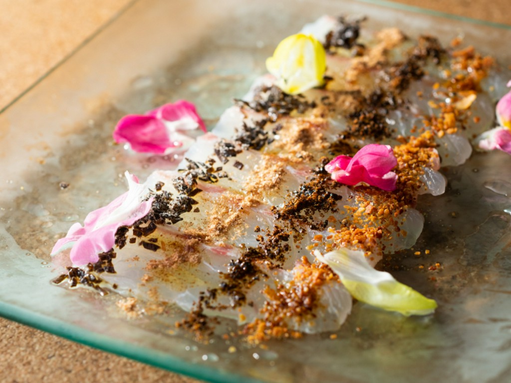 和の創作スパイスが決め手の旨み爆弾『鮮魚の旨味カルパッチョ』