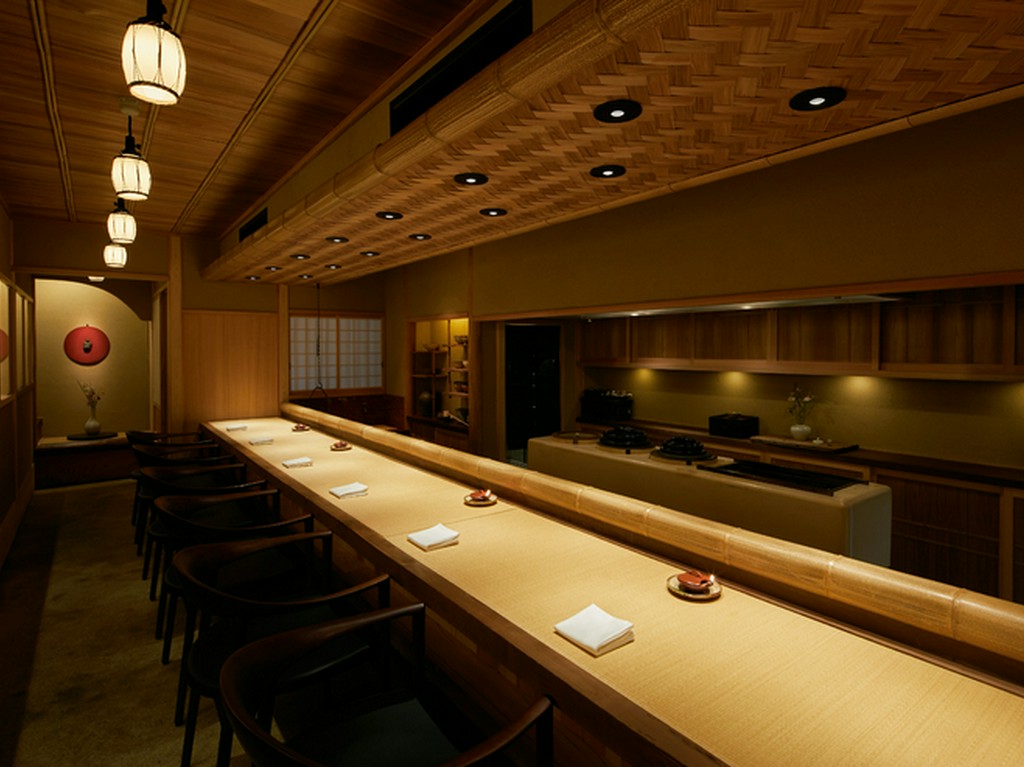 ゆったりとくつろげる、触り心地のいい畳のカウンター