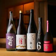 料理をさらにおいしくさせるお酒。特別な日の演出にも欠かせません。入手困難な【新政】のほか、市場に出ていない神稲・イセヒカリを使った特別なお酒も。女将がソムリエのため、日本酒の他ワインも充実しています。