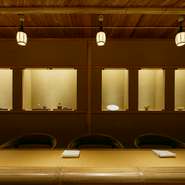 カウンターの後ろの壁面には、明、李氏朝鮮、日本の古美術品を展示。料理に使われる器も桃山時代の赤織部や江戸の染付から現代作家のものまで。設えひとつにまで心配られた日本文化の“粋”を感じます。