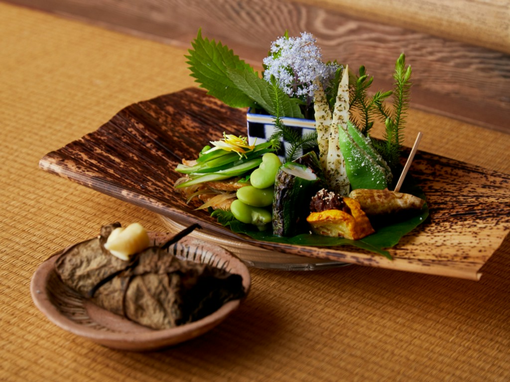 少しずつ食べて、口の中で合わさる口内調理の楽しむ『八寸』