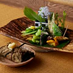 少しずつ食べて、口の中で合わさる口内調理の楽しむ『八寸』