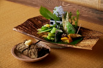 少しずつ食べて、口の中で合わさる口内調理の楽しむ『八寸』