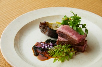 “おくどさん”で香ばしく焼き上げられた『十勝若牛の炭火焼き』