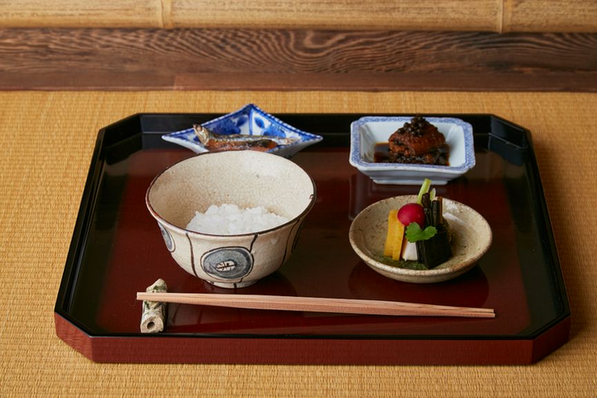 煮えばなからおこげまで楽しめる『飯物 肴3種(へしこ・鰻の山椒煮・香の物)』