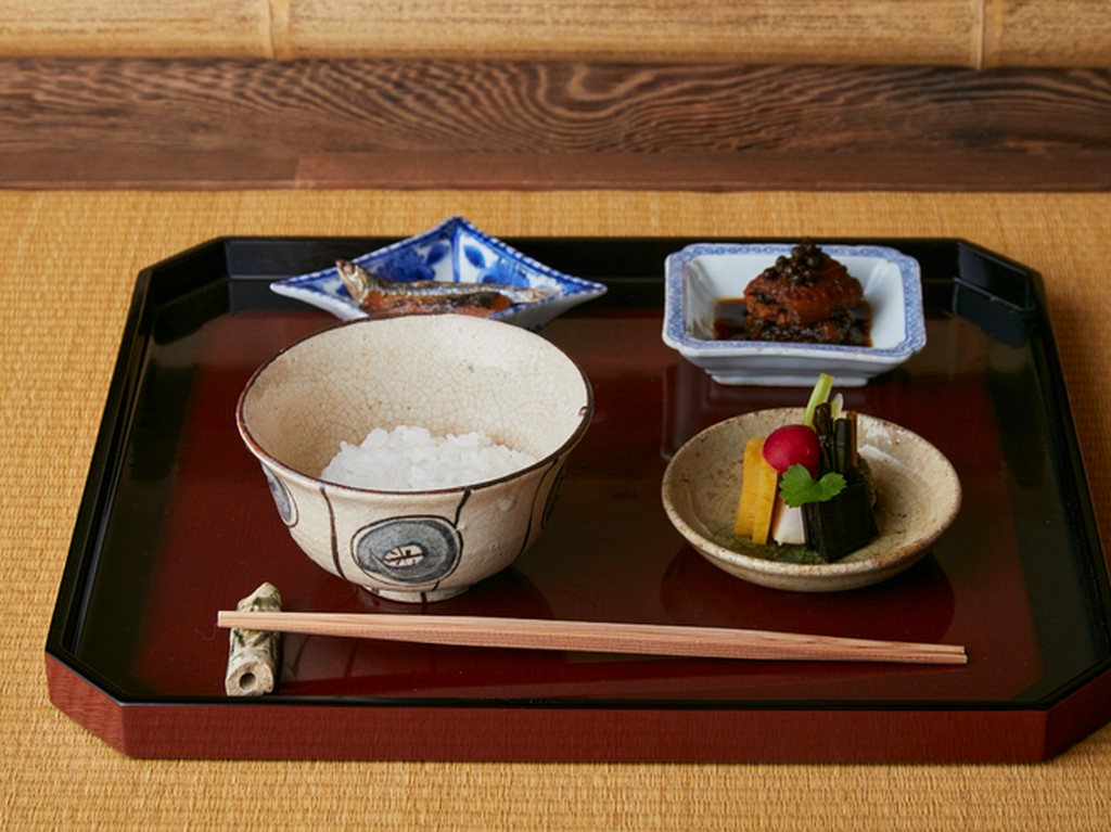 煮えばなからおこげまで楽しめる『飯物 肴3種（へしこ・鰻の山椒煮・香の物）』