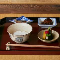 煮えばなからおこげまで楽しめる『飯物 肴3種（へしこ・鰻の山椒煮・香の物）』