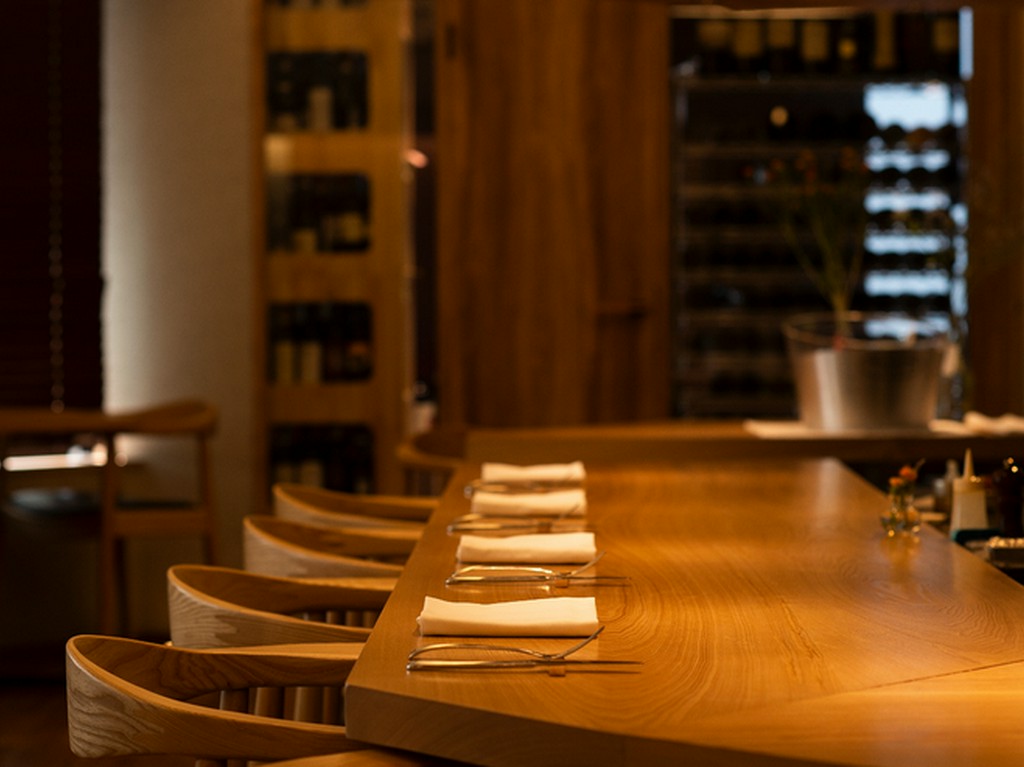 シェフの手元がすべて見えるカウンターで、できたての料理に舌鼓