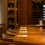 厨房が隅から隅まで見渡せるカウンターでは、素材の鮮度はもちろん、調理過程も間近に体感することができ、豊かな香りもご馳走。そしてできたての料理がシェフ自らの手で目の前に。五感で楽しむことができます。