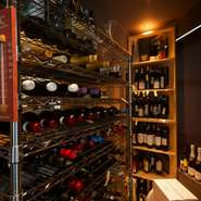 雑多なイメージのある新宿三丁目にあって、シンプルを極めた空間、料理が楽しめる穴場的存在です。「新宿で落ち着いて食事ができる店は少ないよね」という方も必ず満足していただける自信があります。