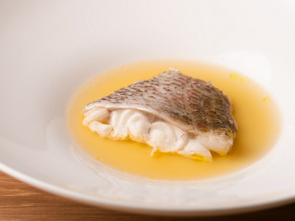 雑味のないクリアな美味に体も心も浄化される『旬の鮮魚のヴァポーレ』