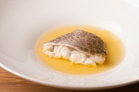 雑味のないクリアな美味に体も心も浄化される『旬の鮮魚のヴァポーレ』