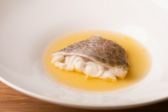 雑味のないクリアな美味に体も心も浄化される『旬の鮮魚のヴァポーレ』