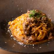 ピエモンテ州の伝統的なパスタ「タヤリン」。卵黄のみで打つので味が濃厚、もっちりしながらも歯切れがよい食感も魅力です。赤ワインやポルチーニで煮込んだ牛テールはじめ多種多様な組み合わせで楽しませてくれます