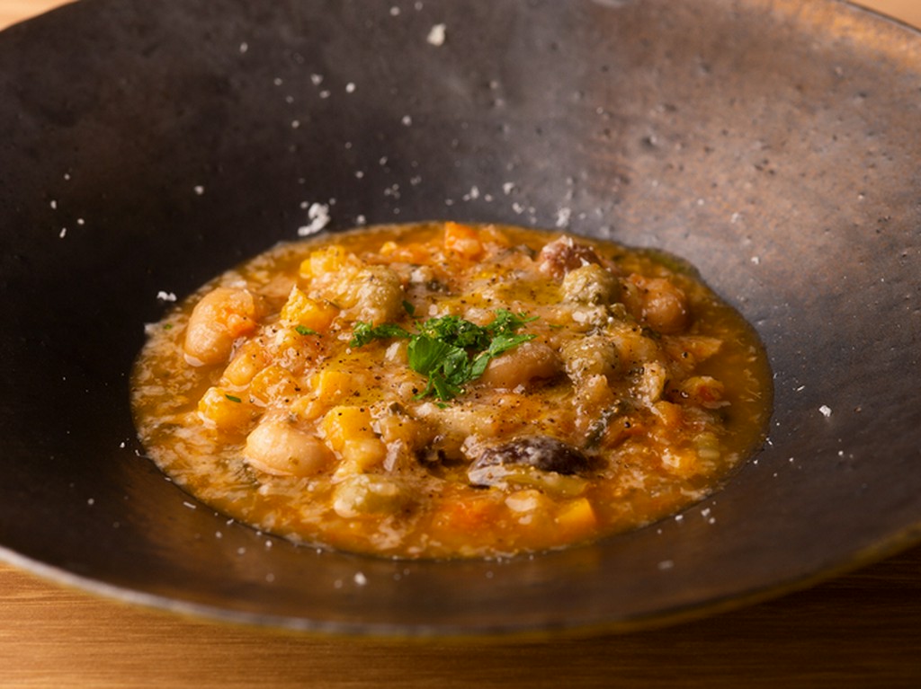 有機や無農薬野菜をじっくり煮込み、旨味と甘味を凝縮させた『ミネストローネ』