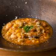 白インゲン豆など数種の豆やニンジン、タマネギなど30種以上の野菜を3～4時間コトコト煮込んで完成するミネストローネ。豆の香り、滋味深い味わいが体に染み渡り、心がほっとする癒しの一皿です。