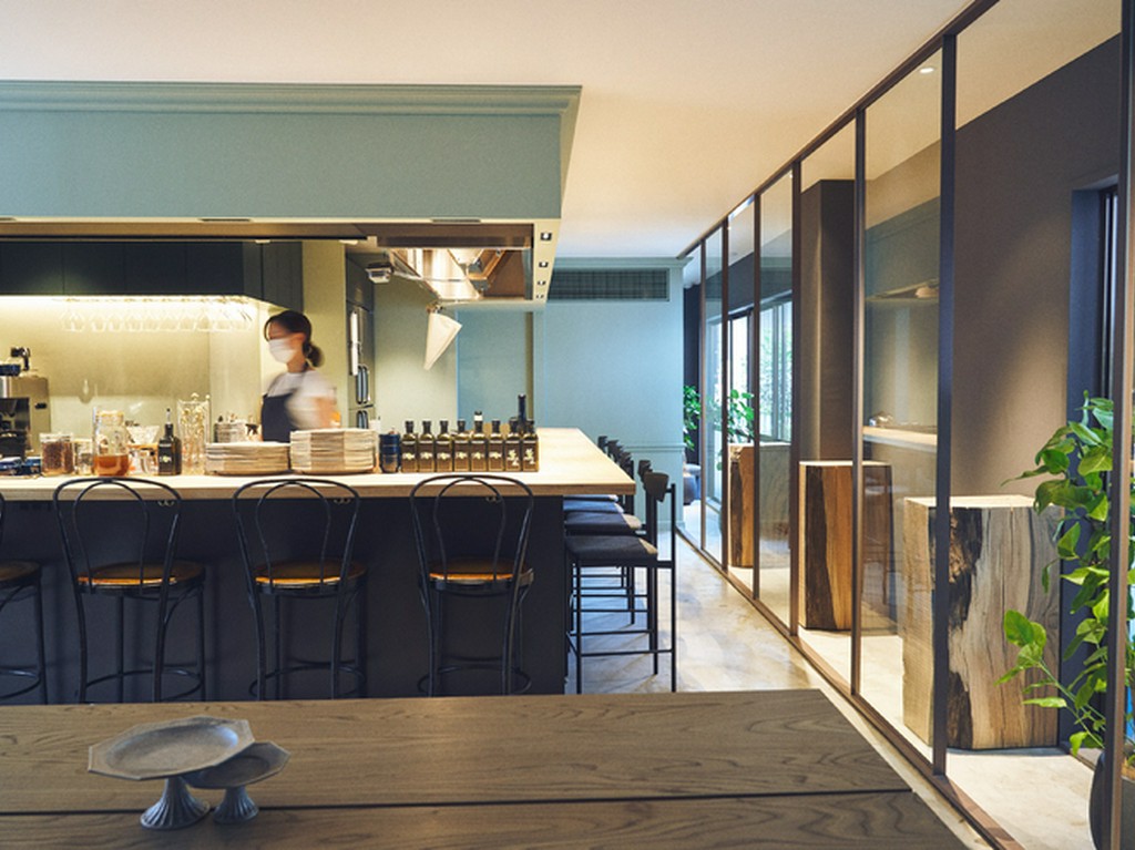 鉄板を配したオープンキッチンを囲むカウンター