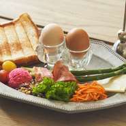 シグネチャーディッシュは、フランスでは定番の朝食メニュー。『ムイエットプレート』