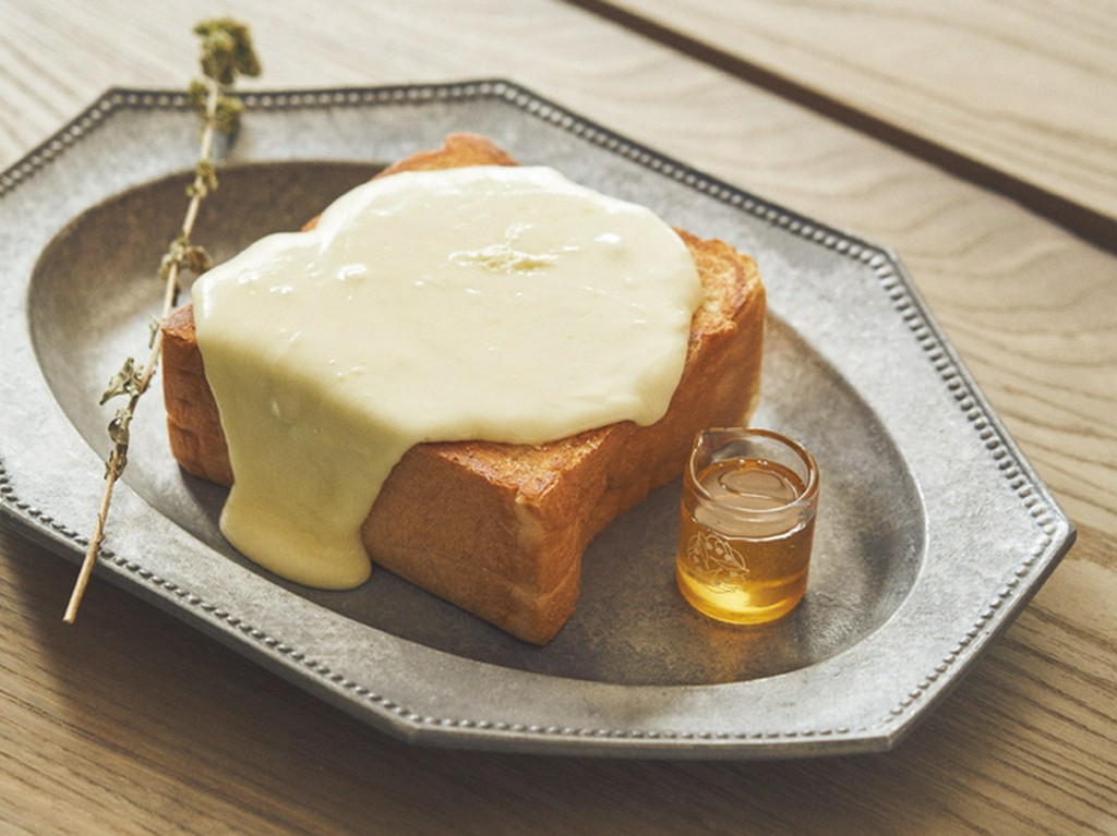 とろけるチーズにオレガノとはちみつを効かせた大人の味わい。『極厚鉄板チーズトースト』