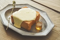 とろけるチーズにオレガノとはちみつを効かせた大人の味わい。『極厚鉄板チーズトースト』