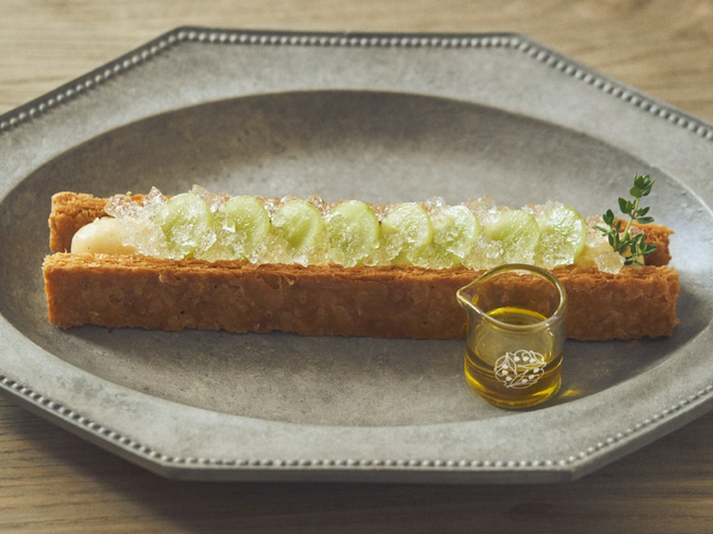 オーダーごとにつくり上げるミルフィーユは、圧巻のロングサイズ。『季節のロングミルフィーユプレート』