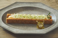 オーダーごとにつくり上げるミルフィーユは、圧巻のロングサイズ。『季節のロングミルフィーユプレート』