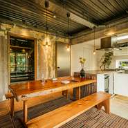 キッチンに隣接したテーブル席