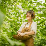 お店のすぐ近くにある有機栽培農園「ハスネファーム」の野菜を、料理人自らが収穫。根っこや花、種や野草まで使用するなど、土に触れることで浮かぶ“インスピレーション”がメニューづくりに生かされています。