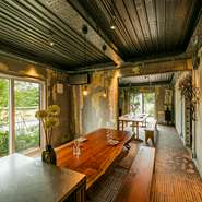 古民家をリノベーションした店内は、窓の外に見える緑の多さと、打ちっぱなしの無機質さのコントラストが絶妙。入り口では工事の際に抜かれた大木がお出迎え。そのドラマティックな出で立ちは美術館さながらです。