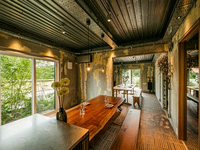 無機質と自然が混ざり合ったオシャレな空間