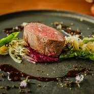 大分「宝牧舎」の経産牛を使用。臭みが無く、肉の色も美しい。もも肉を低温調理して中心は柔らかく、外側は芳ばしく焼き上げています。周りには、ガーリックソテーしたポテトといんげんを添えた一皿です。