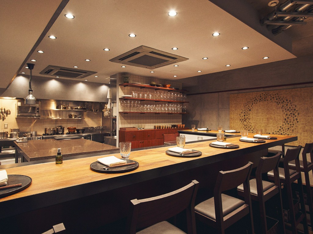 オープンキッチンの活気が伝わるカウンター