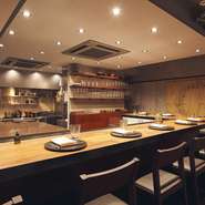 オープンキッチンを囲むL字のカウンターは全8席。厨房から香りや音がダイレクトに伝わり、料理が提供されるまでのひとときも楽しむことができます。カジュアルなデートや親しい友人との食事にぴったり。