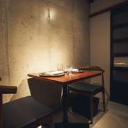 打ちっ放しのコンクリートに白い塗壁と格子戸を配し、和モダンな雰囲気に仕上げた個室。2室を繋げると最大8名までの利用が可能に。会食や接待、家族での食事など落ち着いた時間が過ごせます。