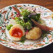 全国各地の生産者さんから届く旬の素材を使い、一皿ごとに提供するおでん。フレンチの技法のみならず、楽しいアイデアを駆使して、これまでにない革新的な演出と味わいを生み出しています。