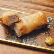 塩糀でマリネした千葉県産銘柄豚「オリヴィアポーク」とおでんだしで煮た大根を包み揚げた春巻き。熱々の肉汁とだしが口いっぱいに広がります。コースに追加してオーダーできるスペシャリテ