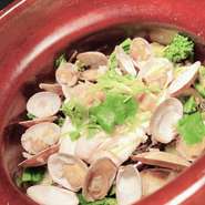 コースの〆として登場する、おでんだしで炊いた土鍋ご飯。旬の素材を使い、内容は時期によって変わります。一膳目はそのままで、二膳目はおでんだしをかけてだし茶漬けとして楽しめます。