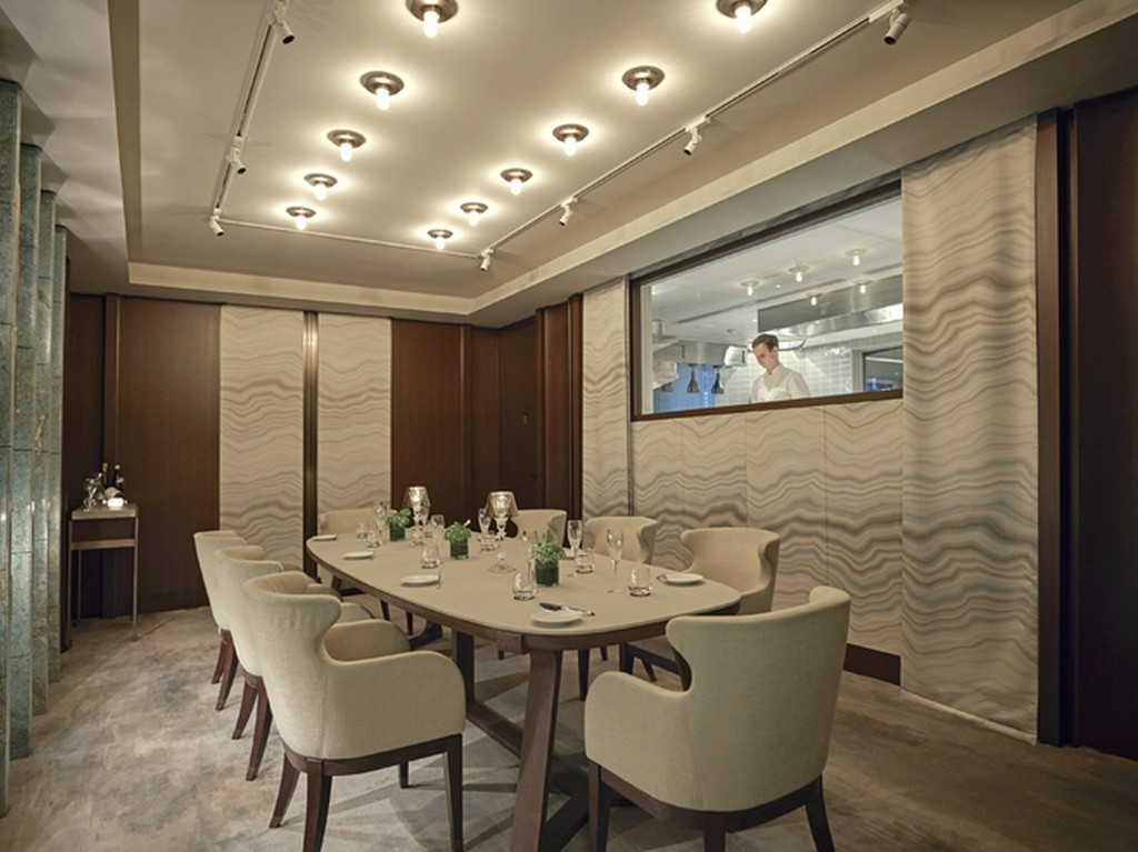 キッチン裏の隠れた個室は、特別な会合に	