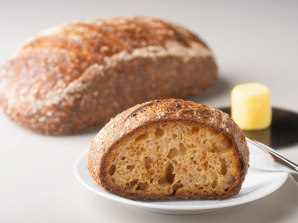 食事中に登場するサワードゥブレッドにもこだわりあり				