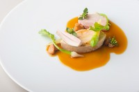 上海料理の技法を取り入れた『北海道エレゾ社シャモ　モリーユ　ヴァンジョーヌ』