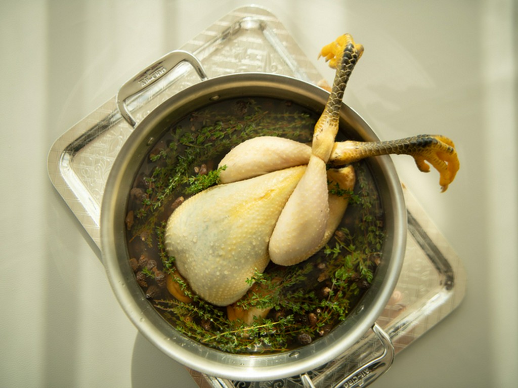 1週間仕込む『エレゾ社のシャモ モリーユ ヴァンジョーヌ』				