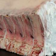 ヨーロッパでは、牛肉は骨つきで熟成せて使います。骨つきのいい牛肉を探していたときに出会ったのが尾崎牛でした。塊で購入し、店で1～2ヶ月熟成させてから使っています。				