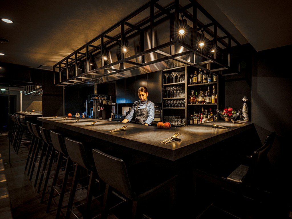 オープンキッチンを囲む全8席のカウンター