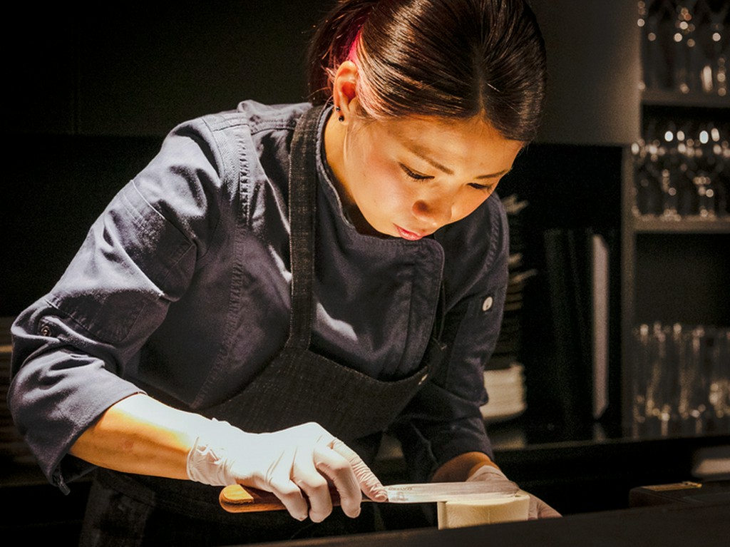 デザートが作り上げられる様を目の当たりに