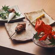 伊達鶏の焼鳥やどんこ椎茸など小美野さんが目の前で焼く串の合間に、前菜や口休めになる小料理が供されます。旬の野菜で季節感を盛り込み、華やかさも演出。炊きたての土鍋ご飯による黄味鶏そぼろの締めも好評です。