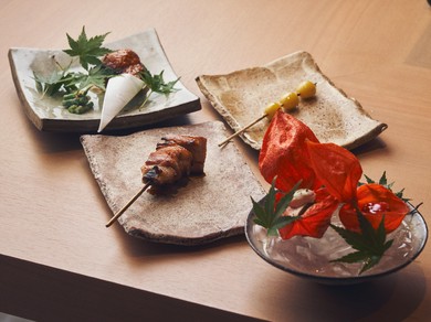 焼鳥の合間に、季節感あふれる一品料理で口休め